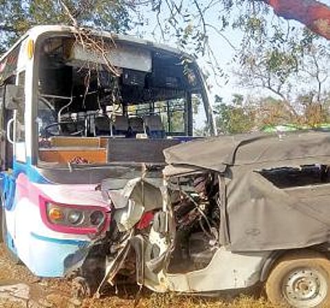 அவிநாசி அருகே கருமாபாளையத்தில் விபத்துக்குள்ளான தனியார் பேருந்து மற்றும் ஜீப்.