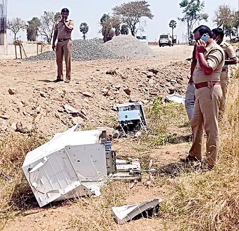 பெருந்துறையை அடுத்த சரளை என்ற இடத்தில் கிடந்த உடைக்கப்பட்ட ஏடிஎம் இயந்திரத்தை போலீஸார் மீட்டு விசாரணை நடத்தினர்.