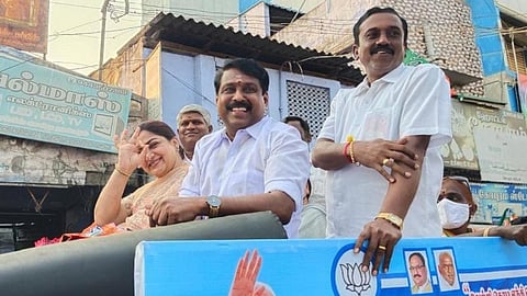 பேரணியில் பாஜக மாநில துணை தலைவர் நயினார்நாகேந்திரன், மாவட்ட தலைவர் மகாராஜன் உள்ளிட்டோர் பங்கேற்றனர்.