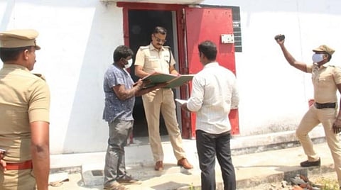 தூத்துக்குடி தட்டப்பாறை பகுதியில் உள்ள வெடிமருந்து கிடங்கில் மாவட்ட காவல் கண்காணிப்பாளர் ஆய்வு செய்தார்.