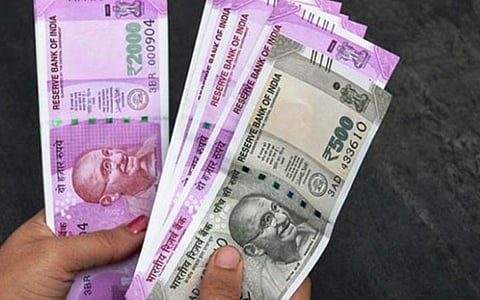 சிவகங்கை காளவாசல் சோதனைச்சாவடி அருகே தேர்தல் அதிகாரிகள் காரை சோதனையிட்டு ஆவணமில்லாத ரூ.6.5 லட்சத்தை பறிமுதல் செய்தனர்.