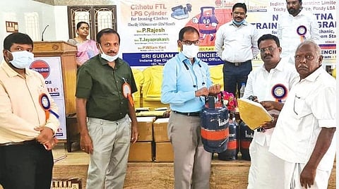 சிதம்பரத்தில் சுபம் காஸ் ஏஜென்சி சார்பில் காஸ் மூலம் இயங்கக்கூடிய அயர்ன் பாக்ஸ் அறிமுகப்படுத்தப்பட்டது.