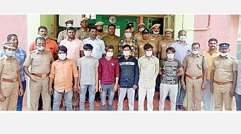 ஊத்துக்குளி அருகே கொள்ளையடிக்கப்பட்ட ஏடிஎம் இயந்திர வழக்கில் நேற்று கைது செய்யப்பட்ட 6 பேருடன் தனிப்படை போலீஸார்.