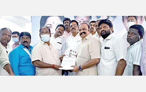 அதிமுக தலைமை அலுவலகத்தில் விருப்ப மனுக்களை அளித்த செய்தி தொடர்பாளர் வா.புகழேந்தி.