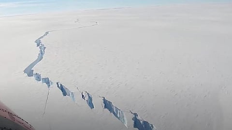 அண்டார்டிகா பனிப்பாறையில் விரிசல்; மன்ஹாட்டன் நகரைப் போல 20 மடங்கு பெரியது- வைரலாகும் புகைப்படம்