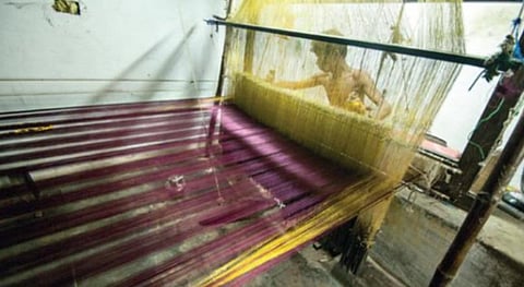 ஆரணியில் பட்டுநெசவு.