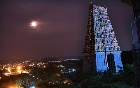 ஆடிக்கிருத்திகை திருவிழாவின் போது, மின்னொளியால் மின்னும் திருத்தணி முருகன் கோயில் நுழைவு கோபுரம் மற்றும் திருத்தணி நகரம்