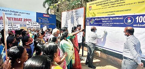 திருப்பத்தூர் தூய நெஞ்சக்கல்லூரியில் கையெழுத்து இயக்கத்தை மாவட்ட ஆட்சியர் சிவன் அருள் தொடங்கி வைத்தார்.