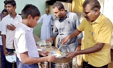 தூத்துக்குடி புனித பிரான்சிஸ் சவேரியார் மேல்நிலைப்பள்ளியில் தொலைதூரங்களில் இருந்து வரும் மாணவர்களுக்கு காலை அமுது திட்டத்தின் கீழ் இலவச காலை உணவு வழங்கப்படுகிறது.