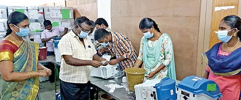 கோவில்பட்டி வட்டாட்சியர் அலுவலக பாதுகாப்பு அறையில் வைக்கப்பட்டிருந்த மின்னணு வாக்குப்பதிவு இயந்திரங்களில் மக்களவை தேர்தலில் பதிவான சின்னங்களை அழிக்கும் பணி நடந்தது.