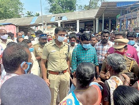 திருச்செந்தூரில் கடைகளை அகற்ற எதிர்ப்பு தெரிவித்த வியாபாரிகளிடம் கோயில் செயல் அதிகாரி பா.விஷ்ணு சந்திரன், ஏஎஸ்பி ஹர்ஷ் சிங் ஆகியோர் பேச்சுவார்த்தை நடத்தினர்.