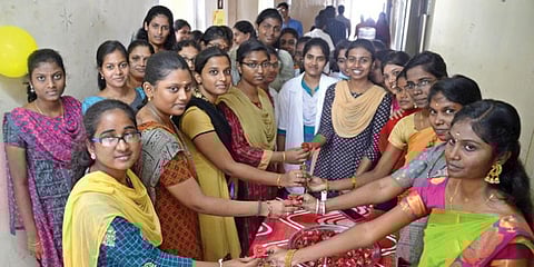 திருநெல்வேலி அரசு சித்த மருத்துவ கல்லூரியில் முதலாமாண்டு மாணவ, மாணவியரை பூங்கொத்து கொடுத்து மூத்த மாணவ, மாணவியர் வரவேற்றனர். படம்: மு.லெட்சுமி அருண்