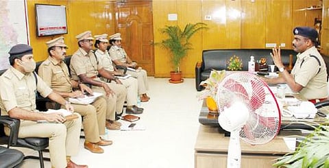 தேர்தல் பாதுகாப்பு பணிகள் மேற்கொள்வது குறித்து காவல் அதிகாரிகளுடன் திருநெல்வேலி எஸ்.பி. மணிவண்ணன் ஆலோசனை மேற்கொண்டார்.