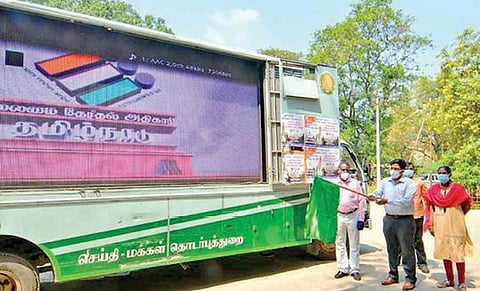 வாக்காளர்கள் 100 சதவீதம் வாக்களிக்க திருநெல்வேலியில் செய்தி மக்கள் தொடர்புத்துறை சார்பில் அதிநவீன மின்னணு வாகனம் மூலம் விழிப்புணர்வு படங்கள் திரையிடப்பட்டு வருகின்றன. இந்த வாகனத்தை மாவட்ட தேர்தல் நடத்தும் அலுவலர் விஷ்ணு கொடியசைத்து தொடங்கி வைத்தார்.