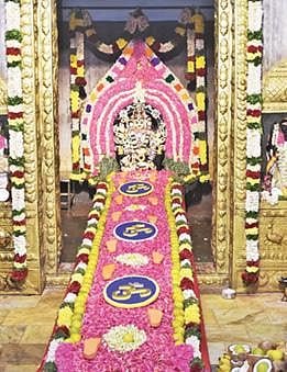 ஈரோடு கொண்டத்து பத்ரகாளியம்மன் கோயில் குண்டம் திருவிழாவையொட்டி மலர் அலங்காரத்தில் அம்மன் அருள்பாலித்தார். அடுத்தபடம்: குண்டம் திருவிழாவை முன்னிட்டு, குறைந்த எண்ணிக்கையிலான பக்தர்கள் மட்டுமே குண்டம் இறங்க அனுமதிக்கப்பட்டனர்.