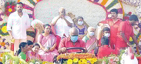 81-வது பிறந்த நாளையொட்டி மேல்மருவத்தூரில் மலரால் அலங்கரிக்கப்பட்ட தேரில் அழைத்து வரப்பட்ட பங்காரு அடிகளார்.