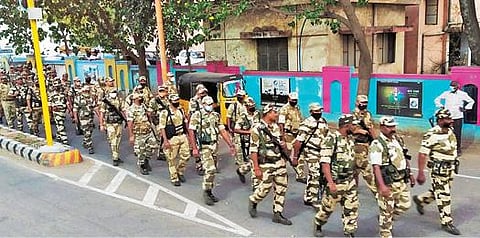 சட்டப்பேரவைத் தேர்தலில் வாக்காளர்கள் அச்சமின்றி வாக்களிக்கும் வகையில், ஓசூரில் கொடி அணிவகுப்பு நடத்திய துணை ராணுவத்தினர்.