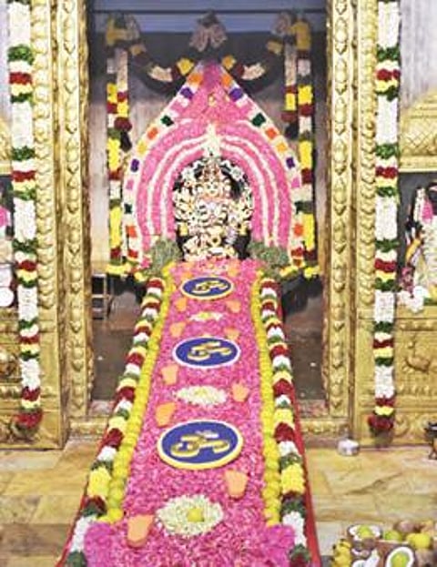 ஈரோடு கொண்டத்து பத்ரகாளியம்மன் கோயில் குண்டம் திருவிழாவையொட்டி மலர் அலங்காரத்தில் அம்மன் அருள்பாலித்தார். அடுத்தபடம்: குண்டம் திருவிழாவை முன்னிட்டு, குறைந்த எண்ணிக்கையிலான பக்தர்கள் மட்டுமே குண்டம் இறங்க அனுமதிக்கப்பட்டனர்.