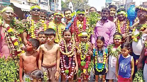 பவானி செல்லியாண்டியம்மன் கோயில் திருவிழாவையொட்டி ஆயிரக்கணக்கான பக்தர்கள் உடலில் சேறு பூசியும், காய்கறி மாலை அணிந்து பல்வேறு வேடமிட்டும் அம்மனை வழிபட்டனர்.