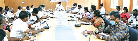 தேர்தல் செலவினங்களை கணக்கீடு செய்வதற்கான - விலைப்புள்ளி பட்டியலை ஆங்கிலத்தில் வழங்கியதால் ஏமாற்றம் : தமிழில் வழங்க அரசியல் கட்சியினர் கோரிக்கை