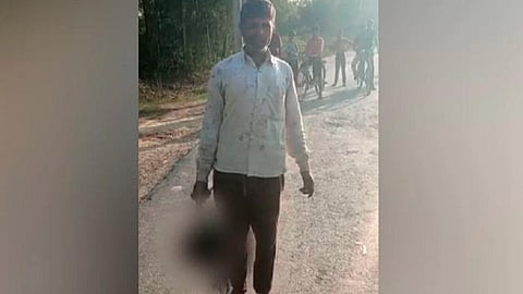 உத்தரப் பிரதேசத்தில் கொடூரம்: மகளின் தலையைத் துண்டித்து காவல் நிலையத்துக்குக் கொண்டு வந்த தந்தை