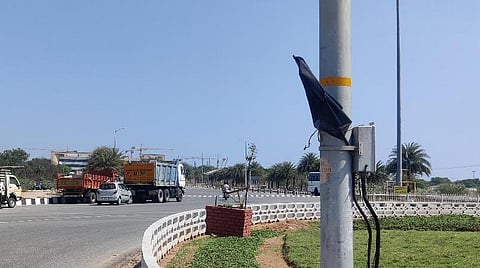 கருப்பு கொடி கட்டி எதிர்ப்பு.