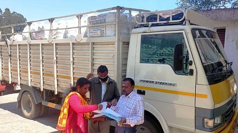 பறிமுதல் செய்யப்பட்ட பாத்திரங்கள் அடங்கிய லாரி.