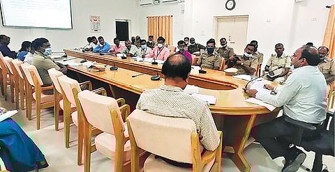 திருப்பத்தூர் மாவட்டத்தில் அமைக்கப்பட்டுள்ள பறக்கும் படை மற்றும் தேர்தல் நிலை கண்காணிப்பு குழுவினருக்கு பணி தொடர்பான ஆலோசனை கூட்டத்தில் அறிவுரைகளை வழங்கிய மாவட்ட ஆட்சியர் சிவன் அருள்.