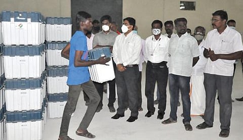 விழிப்புணர்வு நிகழ்ச்சிகள் நடத்த திருநெல்வேலியில் இருந்து ஒவ்வொரு தொகுதிக்கும் வாக்குப்பதிவு இயந்திரங்கள் பிரித்து அனுப்பப்பட்டன. படம்: மு.லெட்சுமி அருண்