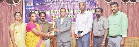 மனோன்மணியம் சுந்தரனார் பல்கலைக்கழகத்தில் விளையாட்டு போட்டி பரிசளிப்பு விழா நடைபெற்றது. வெற்றிபெற்றவர்களுக்கு துணைவேந்தர் கா.பிச்சுமணி பரிசு வழங்கினார்.