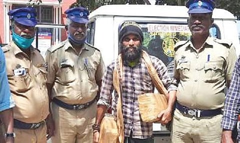 விழுப்புரம் வழியாக பேருந்தில் கஞ்சா கடத்த முயன்ற பிரேமுடன் போலீஸார்.