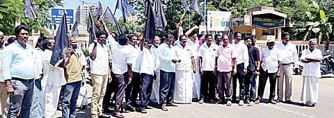 கல்பாக்கம் அடுத்த அணுபுரம் நகரியப் பகுதியில் நிலா கமிட்டியின் உத்தரவை திரும்ப பெறக் கோரி கருப்புக்கொடி ஏந்தி கண்டன ஆர்ப்பாட்டத்தில் ஈடுபட்ட கிராம மக்கள்.