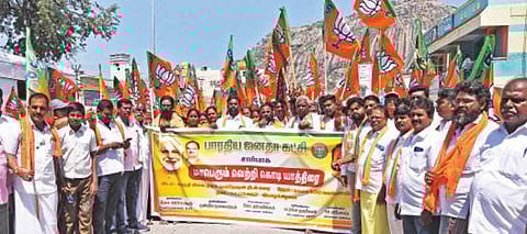 கிருஷ்ணகிரியில் வெற்றிக் கொடி யாத்திரையில் ஈடுபட்ட பாஜகவினர்.