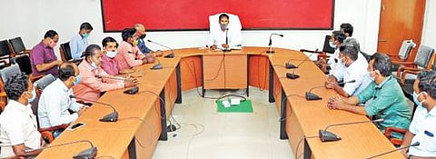 கிருஷ்ணகிரியில் நடந்த அச்சக உரிமையாளர்களுக்கான ஆலோசனைக் கூட்டத்தில் ஆட்சியர் ஜெயசந்திர பானு ரெட்டி பேசினார்.