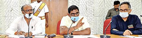 ஈரோடு மாவட்ட ஆட்சியர் அலுவலகத்தில் நடந்த வங்கியாளர்கள் கூட்டத்தில், மாவட்ட தேர்தல் அலுவலர் சி.கதிரவன் பேசினார்.