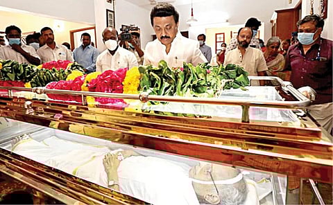 ‘தினமலர்’ நாளிதழ் முன்னாள் ஆசிரியர் இரா.கிருஷ்ணமூர்த்தி நேற்று காலமானார். அவரது உடலுக்கு திமுக தலைவர் மு.க.ஸ்டாலின் மாலை அணிவித்து அஞ்சலி செலுத்தினார்.