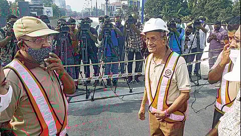 இந்தியாவின் மெட்ரோ ரயில் திட்டத்தின் நிபுணரான இ.ஸ்ரீதரன் சமீபத்தில் பாஜகவில் இணைந்தார். கேரளாவில் சட்டப்பேரவைத் தேர்தல் நடைபெறவுள்ள நிலையில், பாஜகவின் முதல்வர் வேட்பாளராக ஸ்ரீதரன் நேற்று அறிவிக்கப்பட்டார். அவர் கொச்சியில் உள்ள பாலரிவட்டம் பாலத்தை நேற்று பார்வையிட்டார்.படம்: பிடிஐ