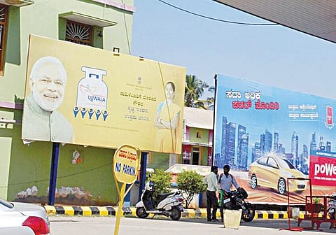 பெட்ரோல் நிலையங்களில் உள்ள பிரதமர் மோடியின் பதாகைகள்.