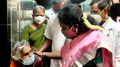 மருத்துவமனையில் மூதாட்டியிடம் நலம் விசாரிக்கும் தமிழிசை.