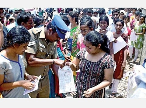 விண்ணப்பிக்கும் போதே நிரம்பிய நீட் தேர்வு மையங்கள்; கூடுதல் மையங்கள் அமைக்கக்கோரி வழக்கு: மத்திய அரசுக்கு உயர் நீதிமன்றத்தில் நோட்டீஸ்