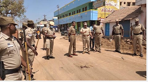 மானாமதுரையில் இளைஞரை வெட்டிக் கொலை செய்த இடத்தை எஸ்பி ராஜராஜன் பார்வையிட்டார்.