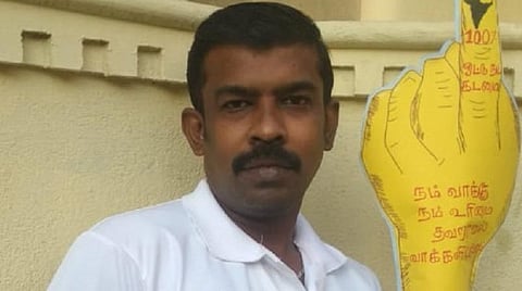 100 சதவீதம் வாக்குப்பதிவை வலியுறுத்தி மதுரை இளைஞர் நூதனப் பிரச்சாரம்