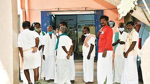 திருவண்ணாமலை அடுத்த வேங்கிக்காலில் உள்ள தமிழ்நாடு நுகர்பொருள் வாணிப கழக அலுவலகத்தை நேற்று முற்றுகையிட்ட விவசாயிகள்.