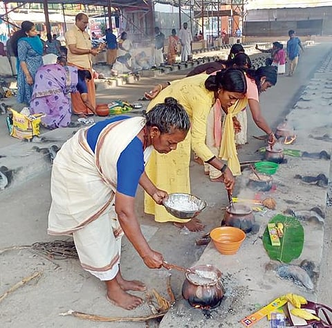 மண்டைக்காடு பகவதியம்மன் கோயில் விழாவில்பங்கேற்க கேரள பக்தர்களுக்கு அனுமதி மறுப்பால் பொங்காலை மண்டபத்தில் குறைந்த அளவிலான பெண் பக்தர்கள் பொங்காலையிடுகின்றனர்.