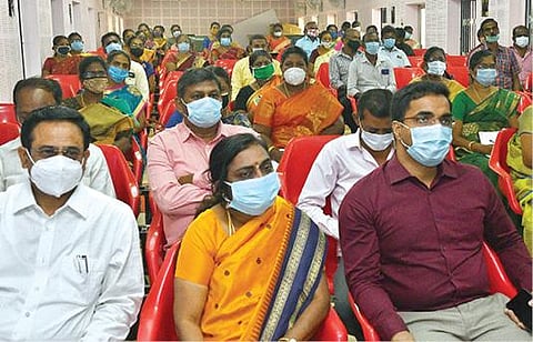 தூத்துக்குடி அரசு மருத்துவக் கல்லூரி மருத்துவமனையில் நடைபெற்ற கரோனா தடுப்பூசி விழிப்புணர்வு நிகழ்ச்சியில் மாவட்ட ஆட்சியர் கி.செந்தில்ராஜ் மற்றும் ஆசிரியர்கள் கலந்து கொண்டனர். படம்: என்.ராஜேஷ்