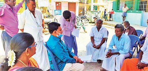 இலவச வீட்டு மனைப்பட்டா கேட்டு தேர்தல் புறக்கணிப்பு போராட்டத்தில் ஈடுபட முடிவு செய்திருந்த ஊத்தங்கரை சட்டப்பேரவை தொகுதிக்கு உட்பட்ட வடுகனூர் கிராம மக்களிடம் சமாதானப் பேச்சுவார்த்தை நடத்திய வட்டாட்சியர் ஆஞ்சநேயலு.