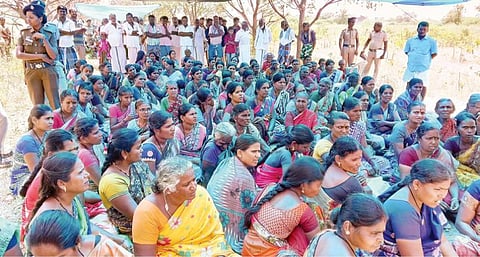 விருதுநகர் அருகே பாவாலி கிராமத்தில் டாஸ்மாக் கடை முன் தர்ணாவில் ஈடுபட்ட பொதுமக்கள்.