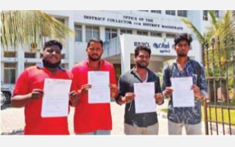 பூத் வாரியாக வாட்ஸ் அப் குழுவில் இணைய வாக்காளர்களுக்கு எஸ்எம்எஸ் அனுப்பப்பட் டுள்ளது தொடர்பாக பாஜக மீது புகார் மனு அளித்த இந்திய ஜனநாயக வாலிபர் சங்கத்தினர்.