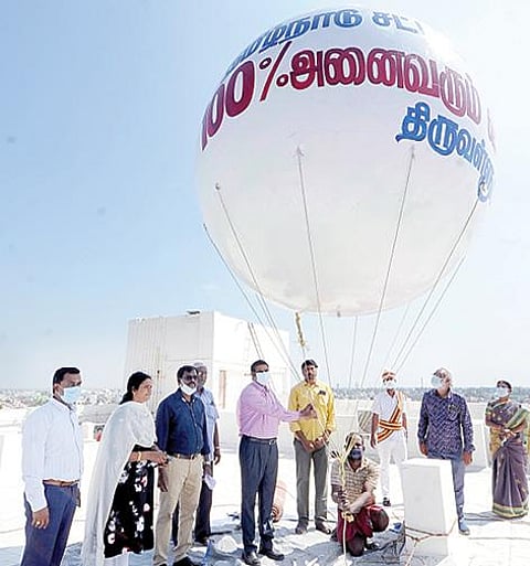 திருவள்ளூர் மருத்துவக் கல்லூரி மருத்துவமனை வளாகத்தில் தேர்தல் விழிப்புணர்வு வாசகங்கள் அடங்கிய ராட்சத பலூனை நேற்று மாவட்ட தேர்தல் அலுவலர் பொன்னையா பறக்கவிட்டார்.