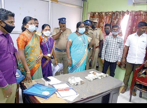 காஞ்சிபுரம் கீழம்பி பகுதியில் ஆவணங்களின்றி கொண்டு செல்லப்பட்ட ரூ.7,77,500 ரொக்கத்தை பறிமுதல் செய்த பறக்கும் படையினர் மற்றும் நிலையான கண்காணிப்பு குழுவினர்.